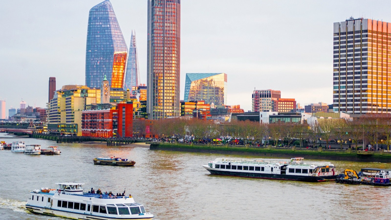 Passengers enjoying the Thames River sightseeing cruise