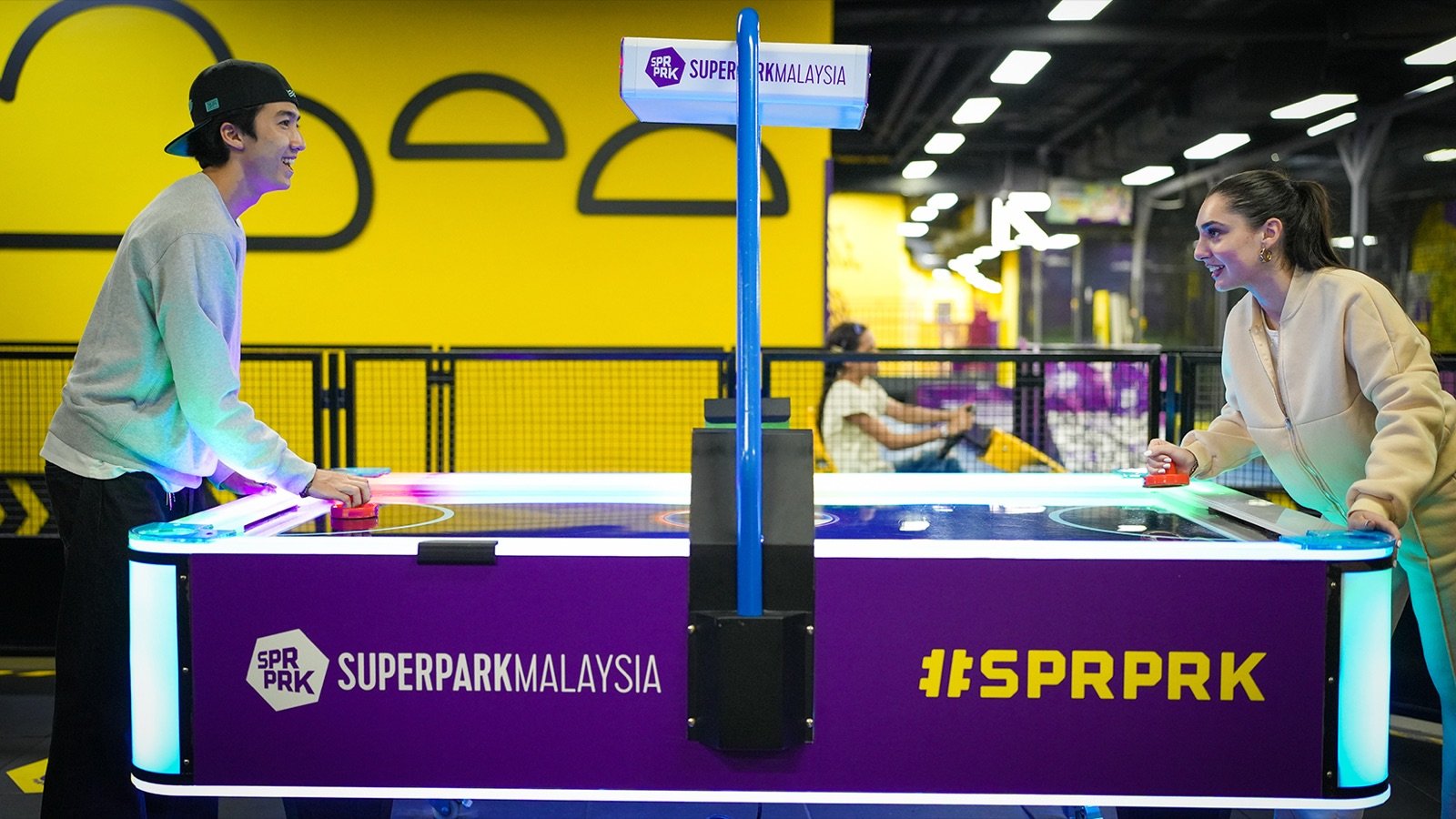 Freestyle Hall with air bag and trampoline park