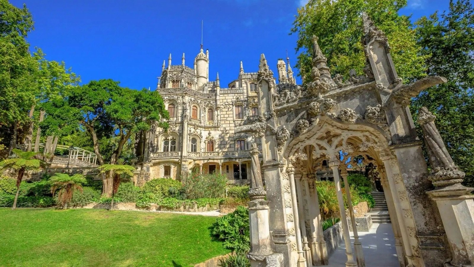 Hidden tunnels in Quinta da Regaleira