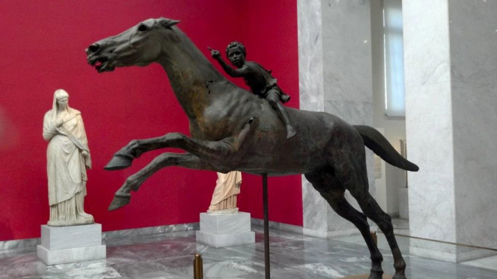 Jewelry and artifacts from ancient Greece