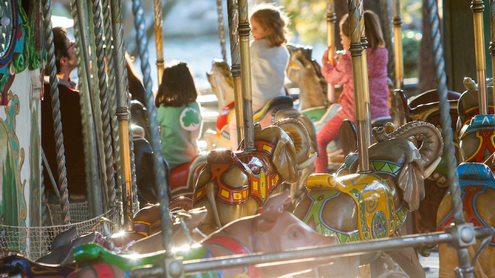 Family enjoying rides at Parque de Atracciones Madrid