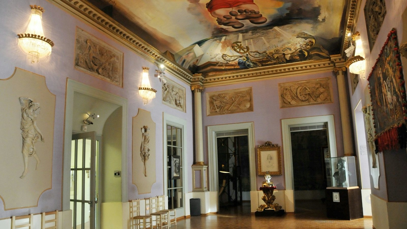 Dali Jewels room with intricate sculptures