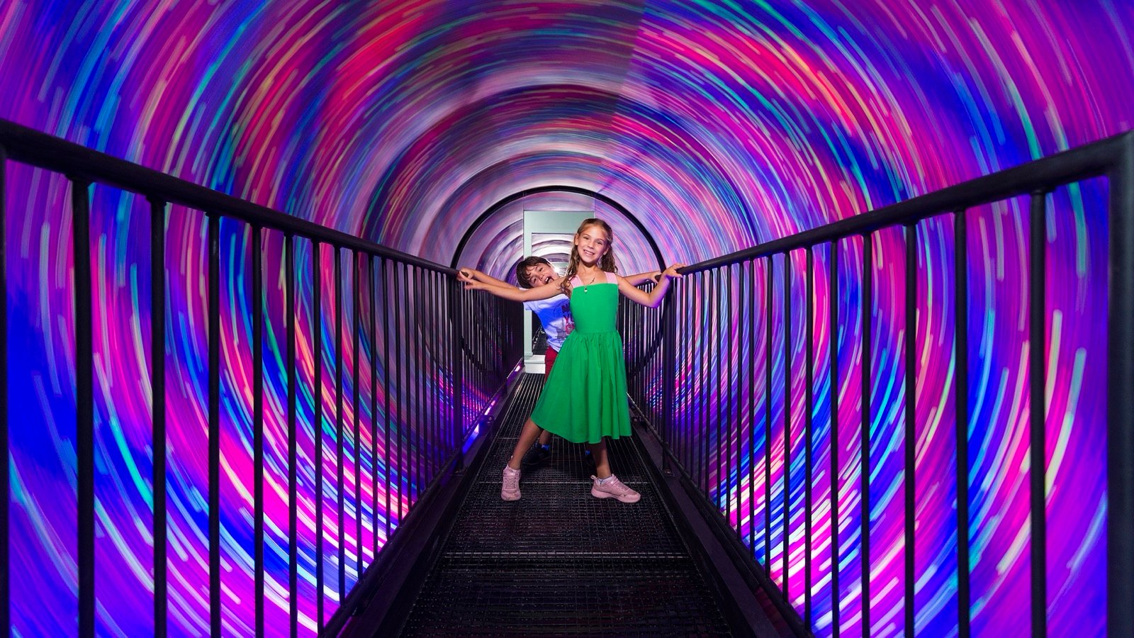 Optical illusions in immersive rooms