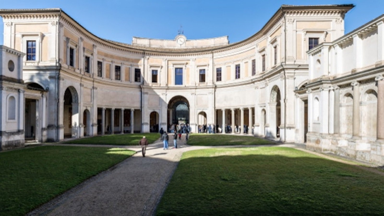 Etruscan jewelry and artifacts on display