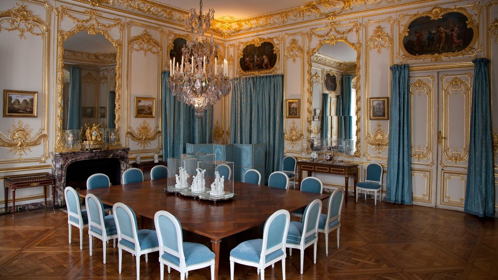Grand Apartments showing royal furniture and classical artwork