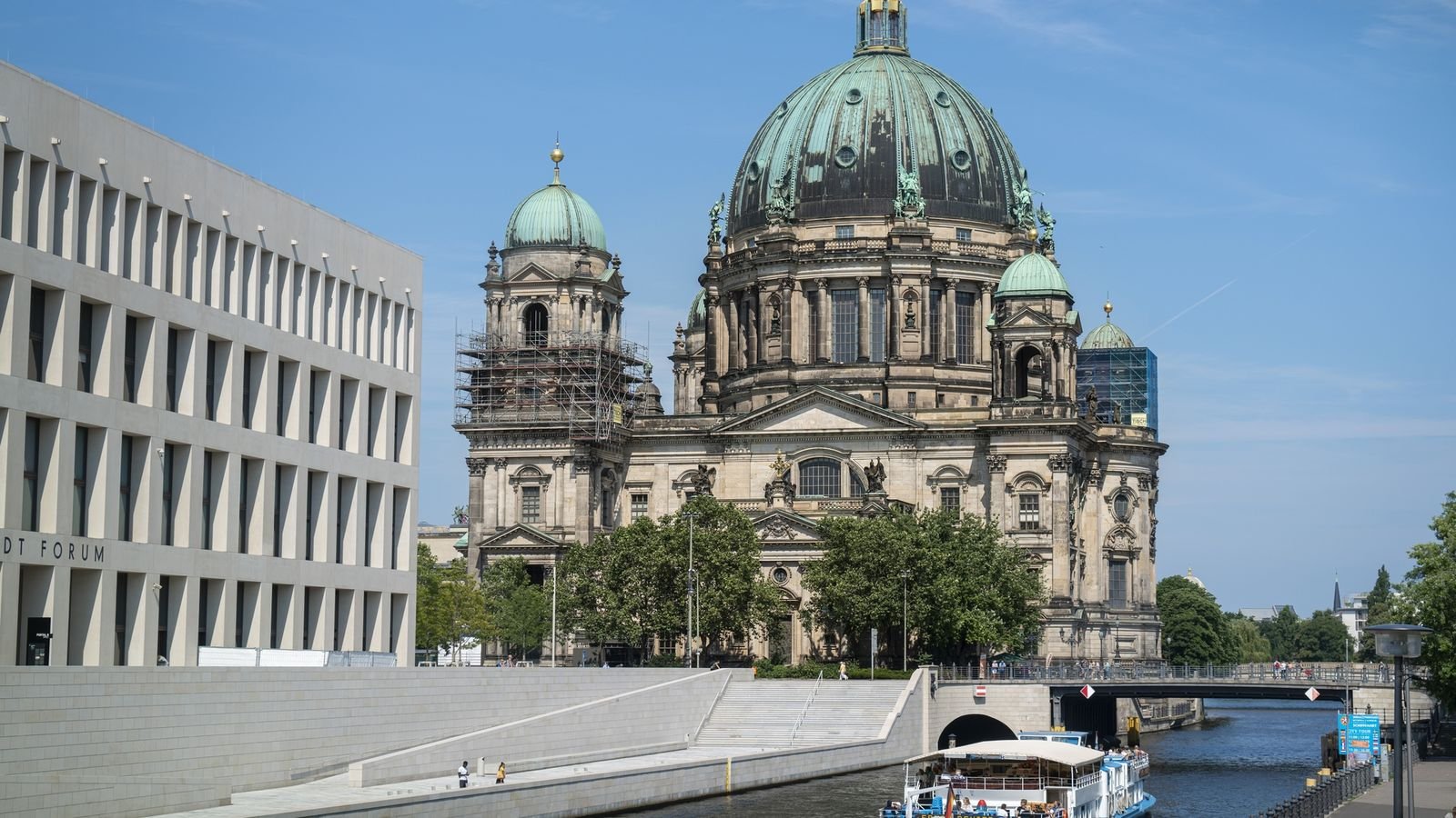 Rotes Rathaus and Neptunbrunnen stop along the Berlin tour route