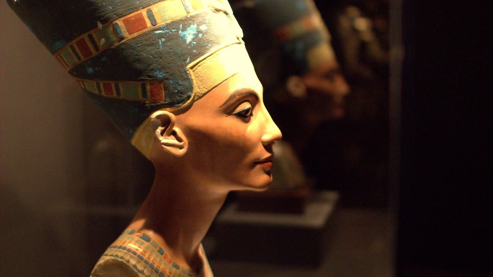 Bust of Egyptian Queen Nefertiti inside Neues Museum
