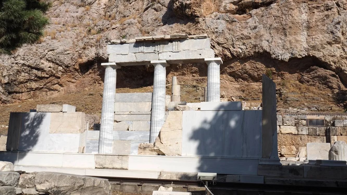 English-speaking guide leading walking tour at the Acropolis