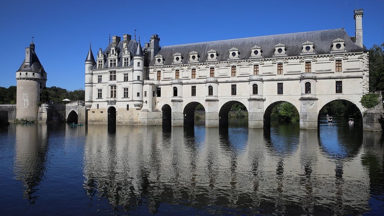 Chateau de Chenonceau over the river