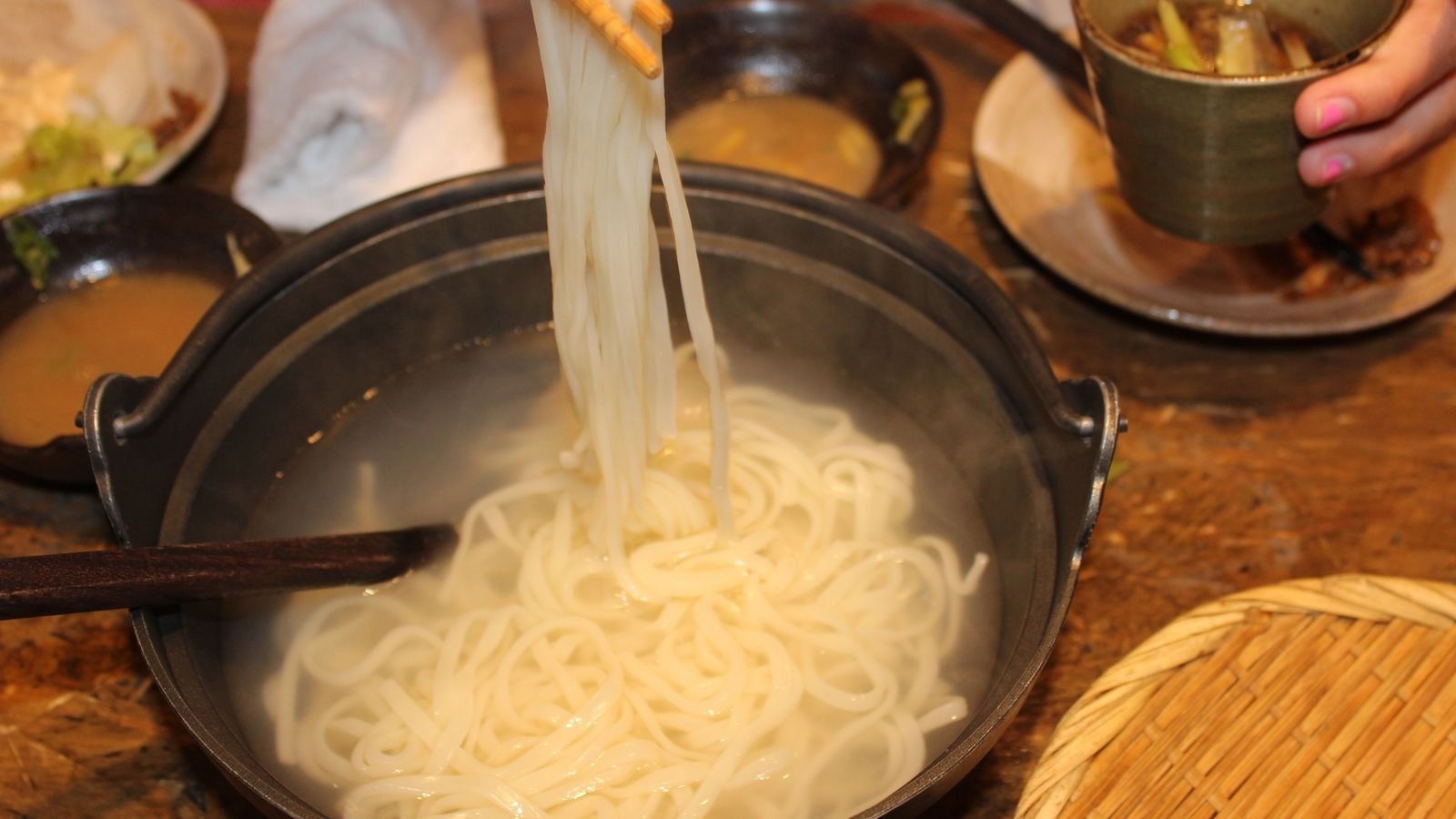 Izakayas and dining spots along Shinbashi backstreets