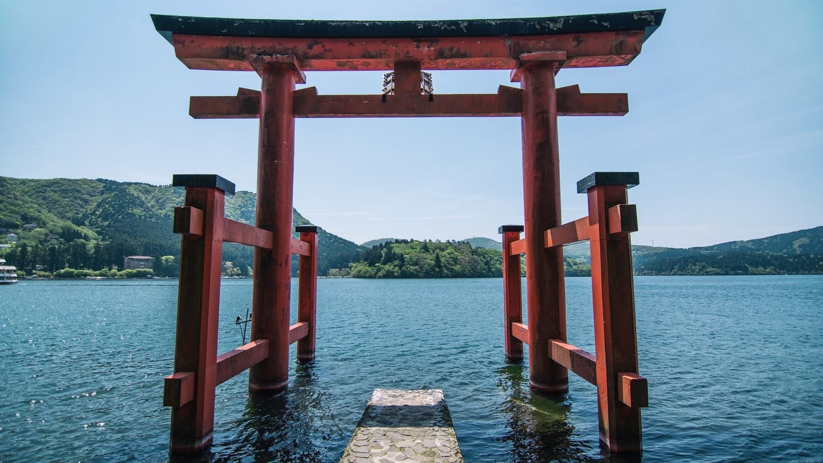 Lake Ashi sightseeing boat cruise