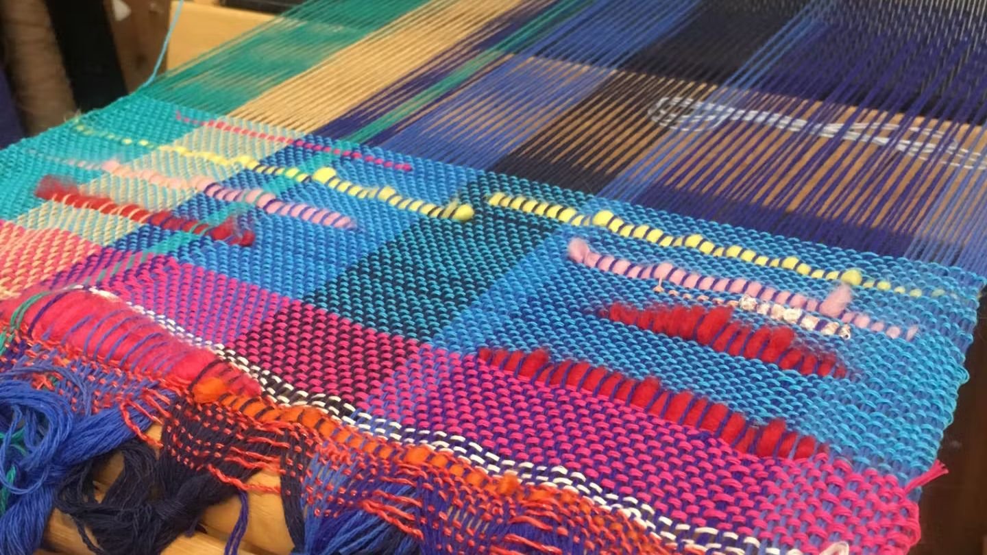 Selecting yarn colors for scarf weft weaving
