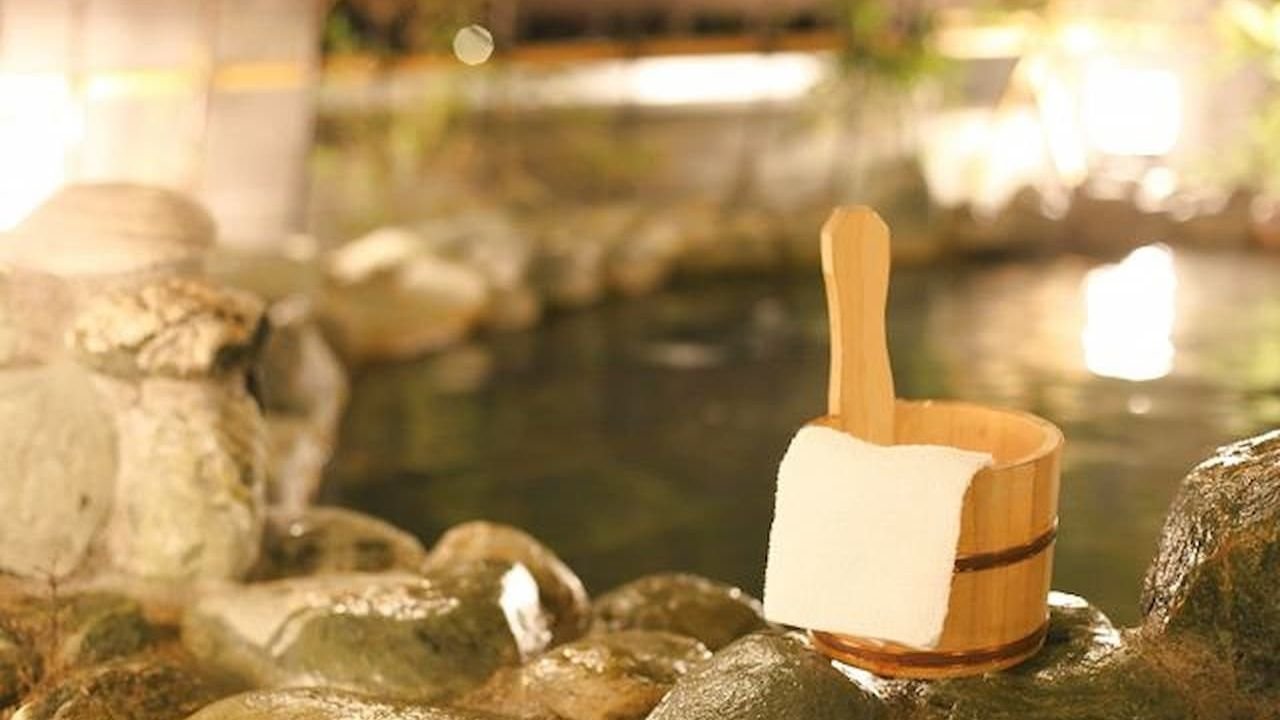 Open-air Himalayan rock salt bath at Rock Salt Spa Rinkunoyu