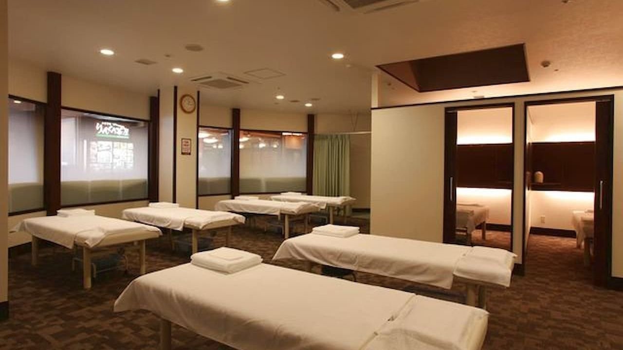 Heated bedrock bath room with specialized flooring