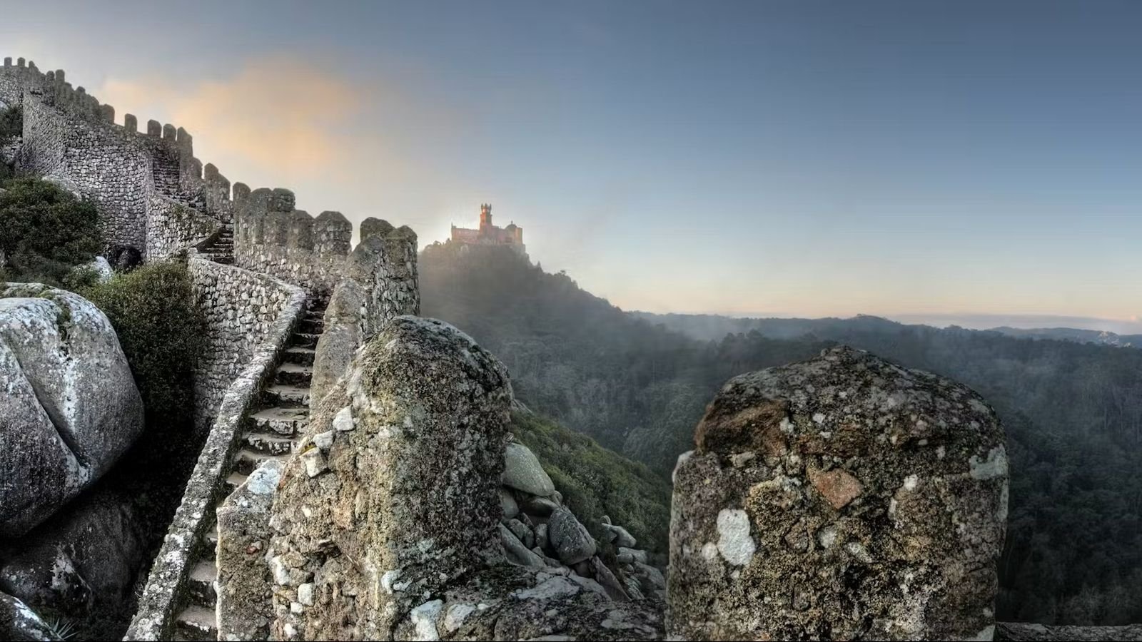 Castelo dos Mouros entrance gate