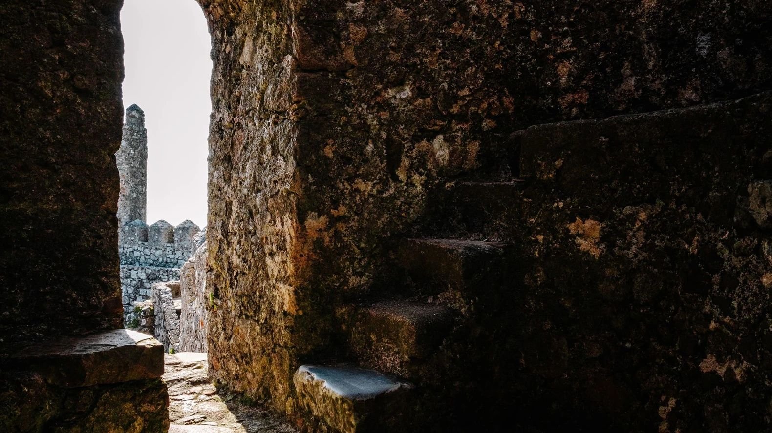 Cistern inside Castelo dos Mouros