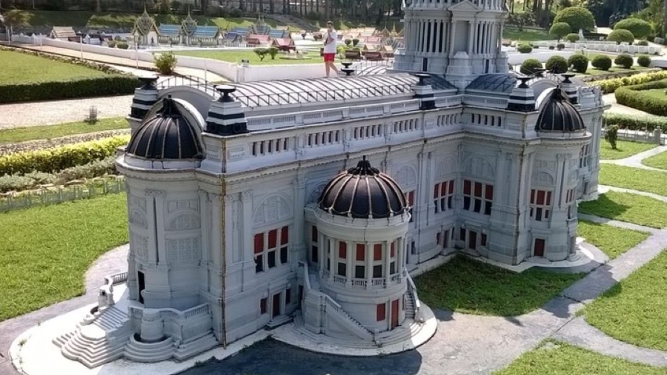 Replica of Wat Mahathat displayed at a 1:25 scale
