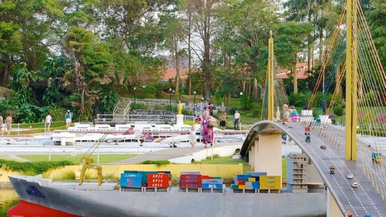Miniature Arc de Triomphe replica at Mini Siam Pattaya
