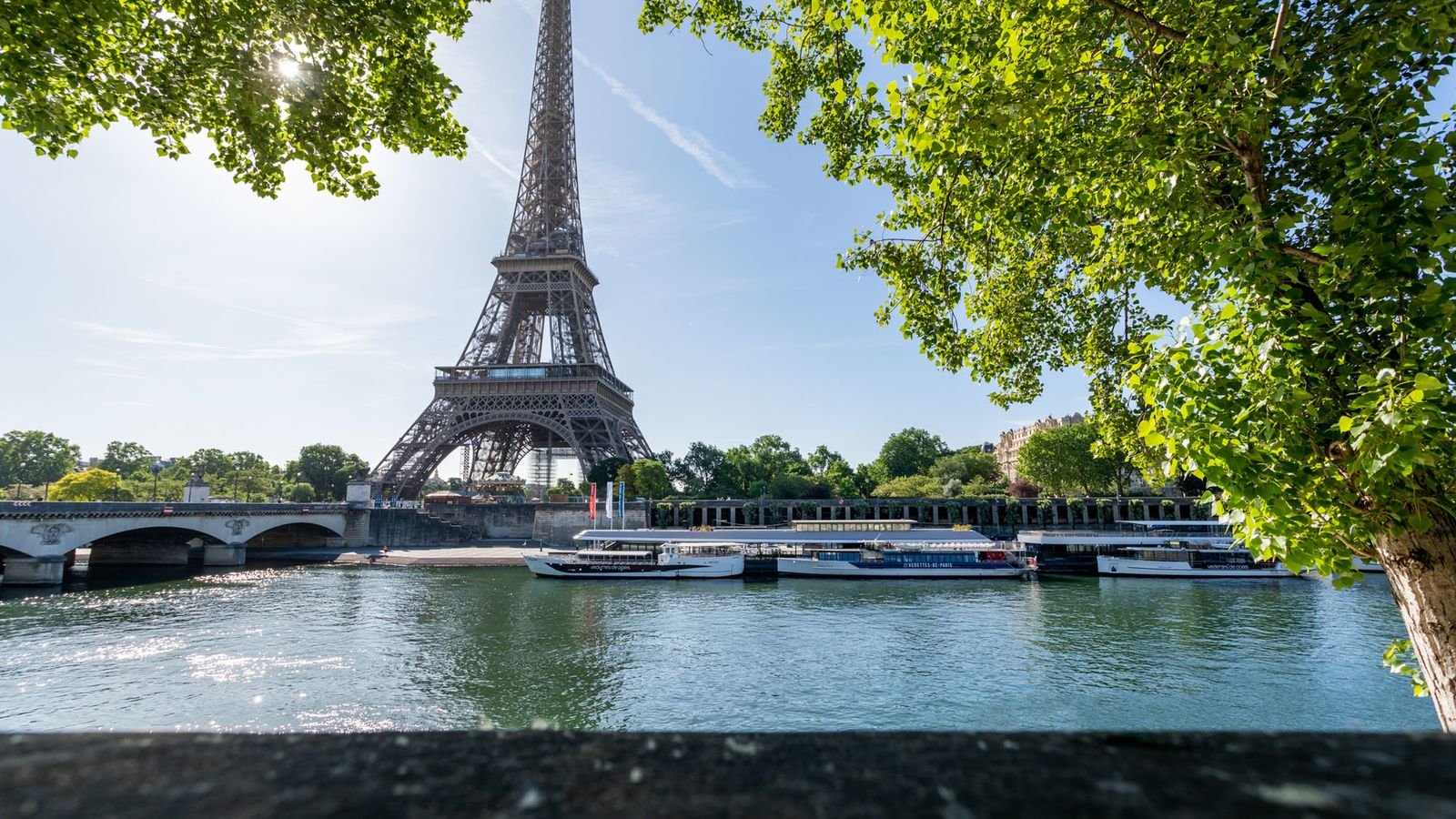 Vedettes De Paris boat departing near the Eiffel Tower