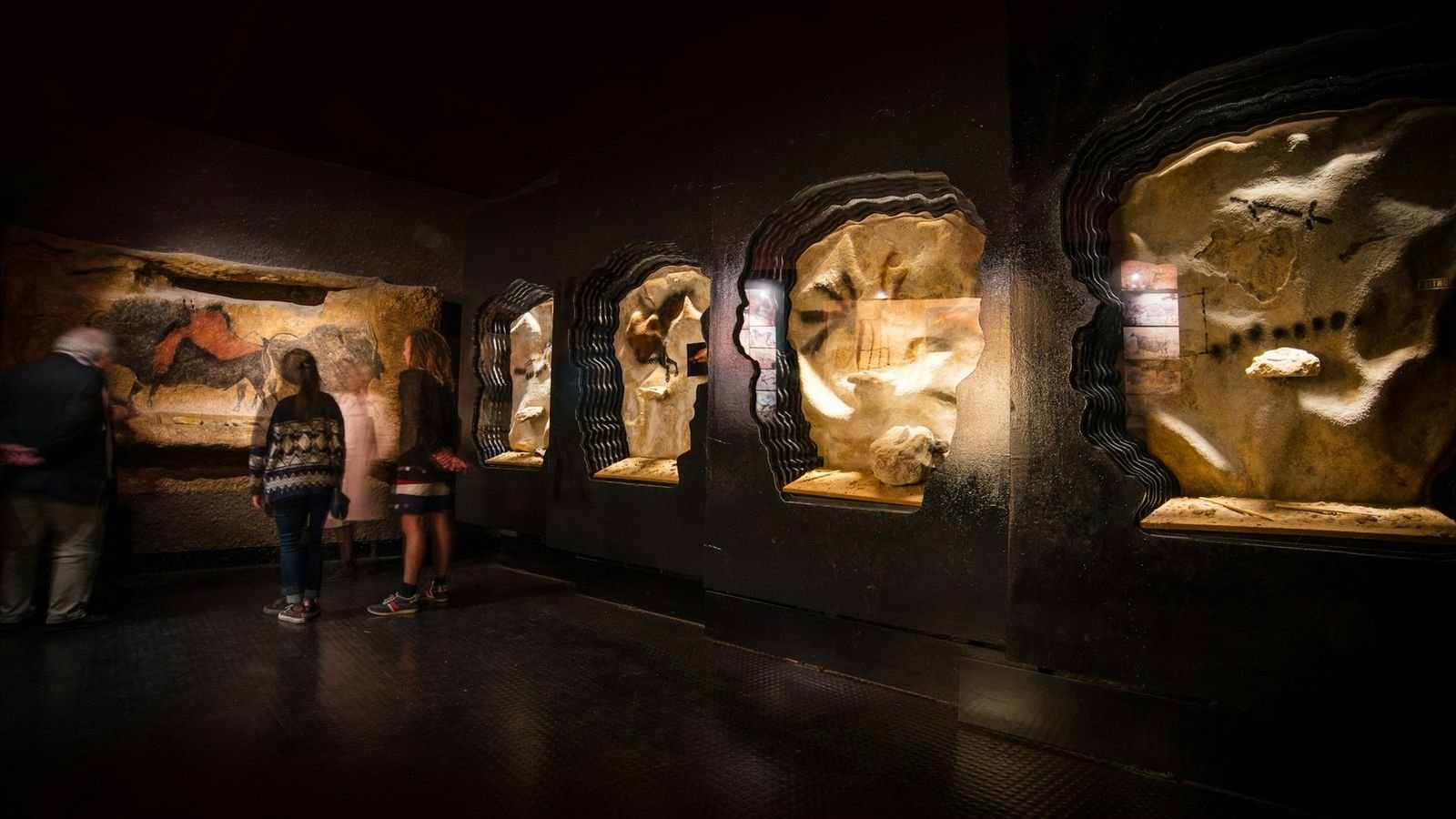 Faithful recreation of the Hall of the Bulls at Lascaux II