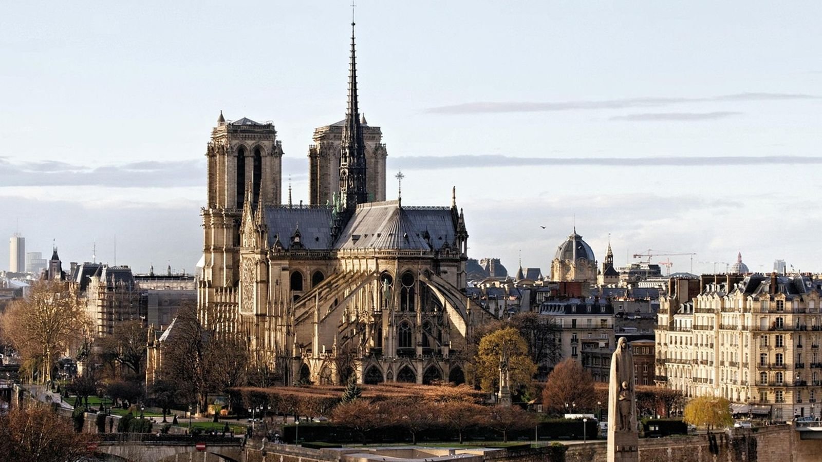 Exterior walking tour with professional guide outside Notre Dame