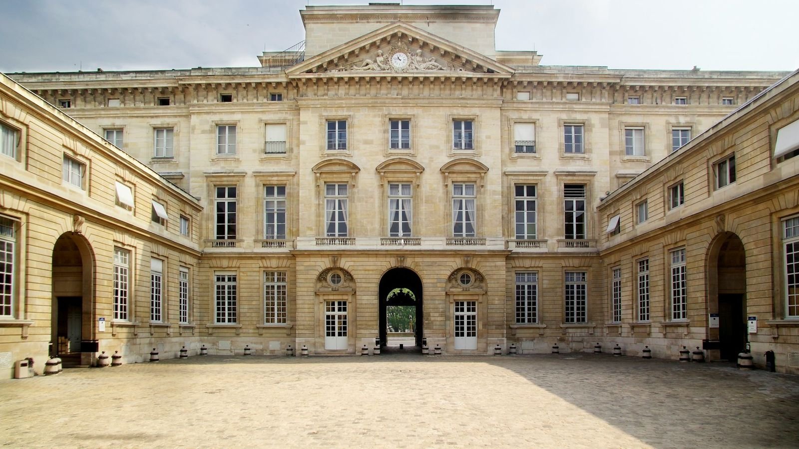 Exhibition galleries at Musée de la Monnaie de Paris