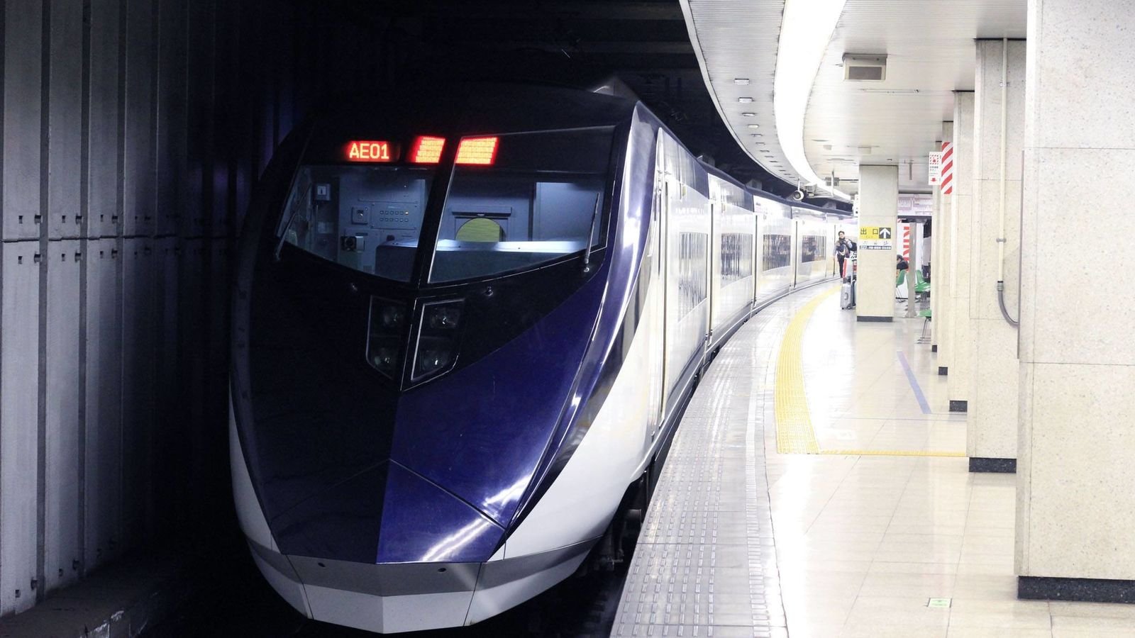 Keisei Skyliner high-speed train traveling between Narita Airport and Tokyo