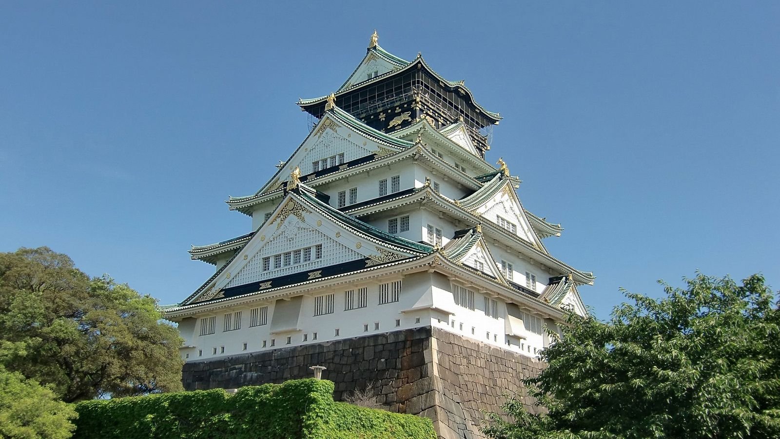 Osaka Castle main tower exterior view