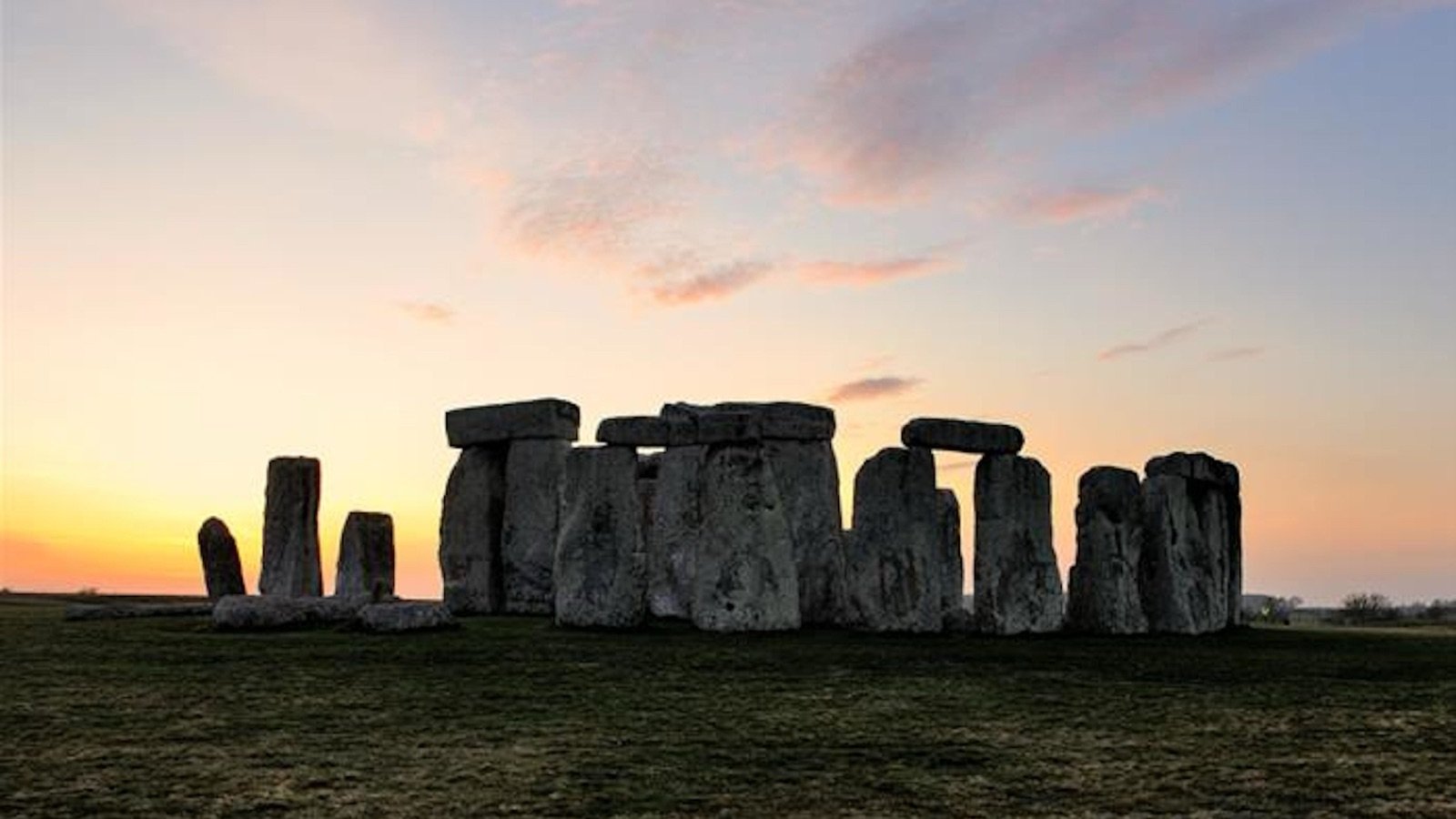 Stonehenge stone structure aligned with the midsummer solstice
