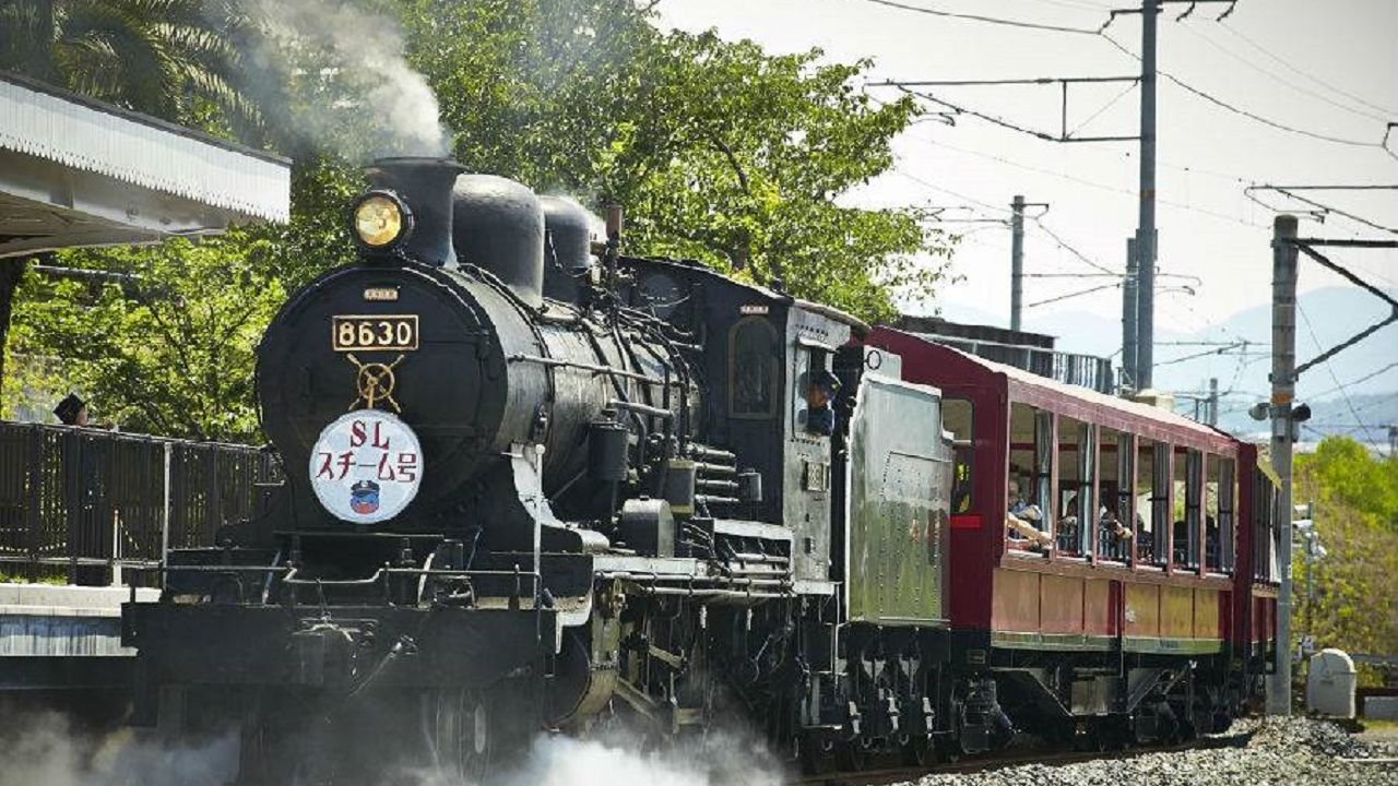 SL STEAM locomotive at the boarding area