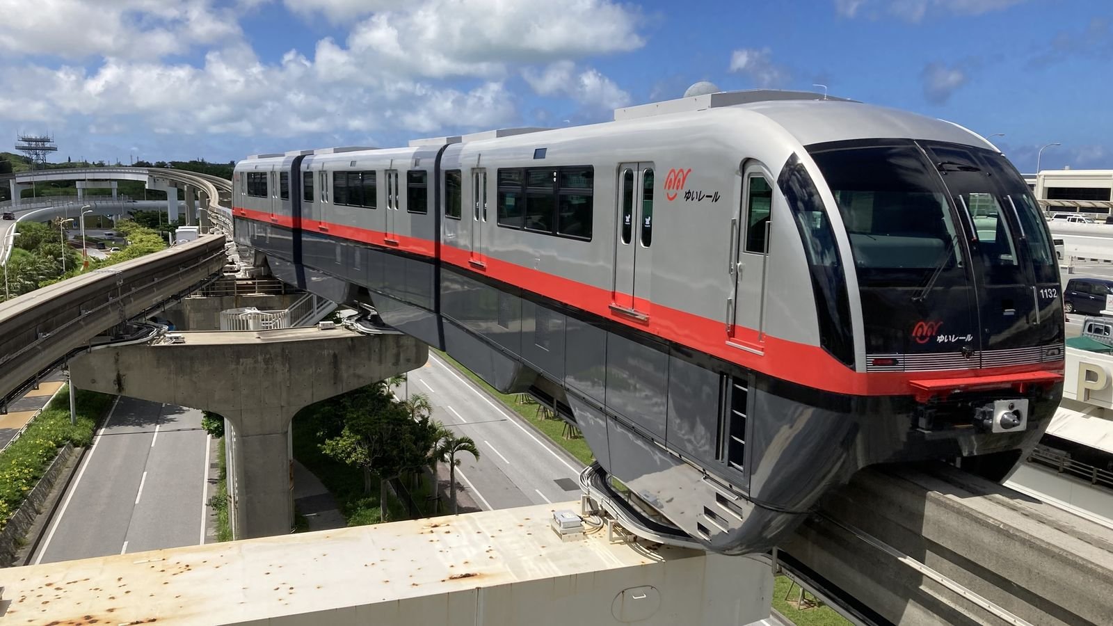 Okinawa Monorail Yui Rail train arriving at station