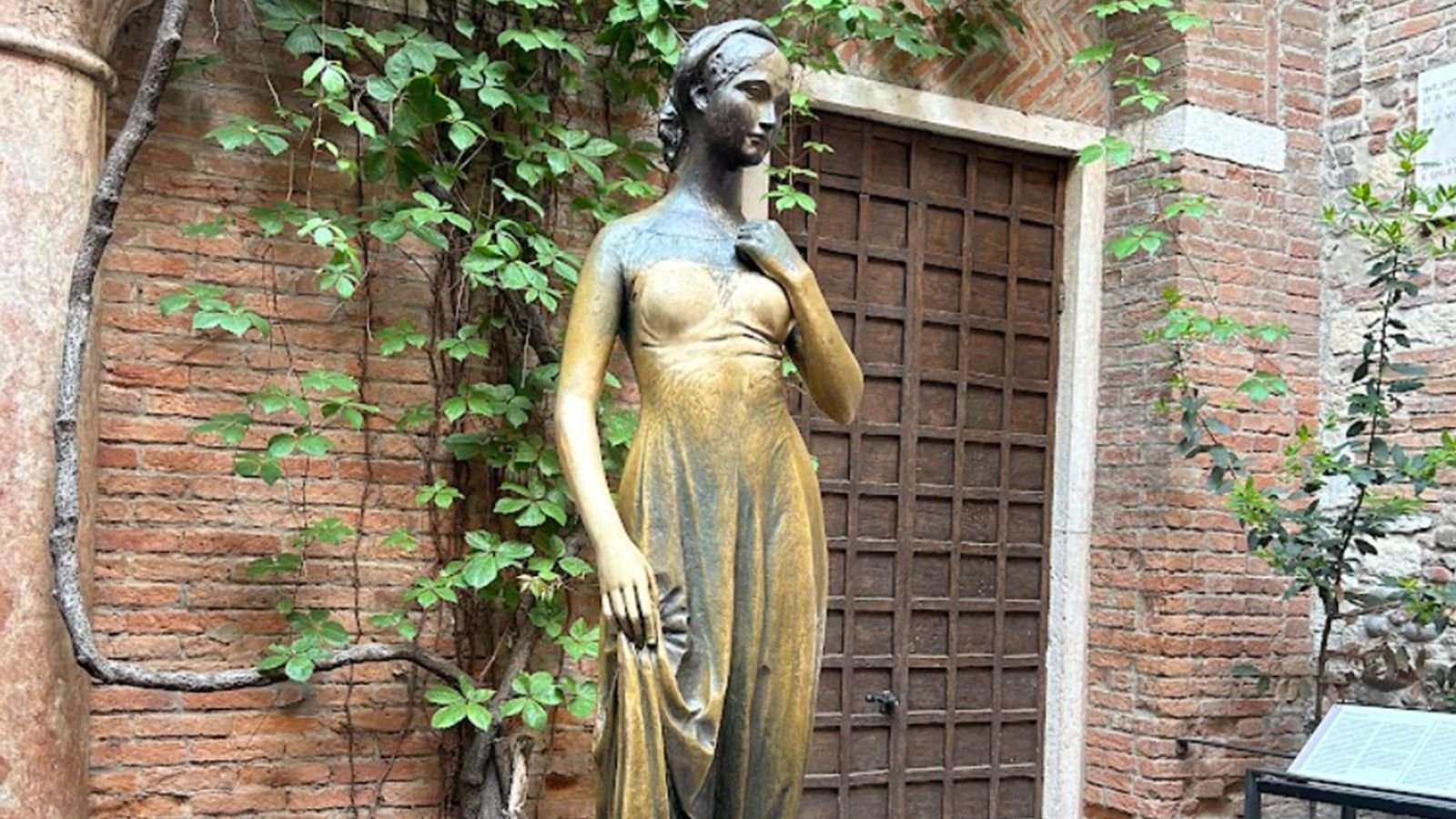 View of the famous balcony at Juliet's House