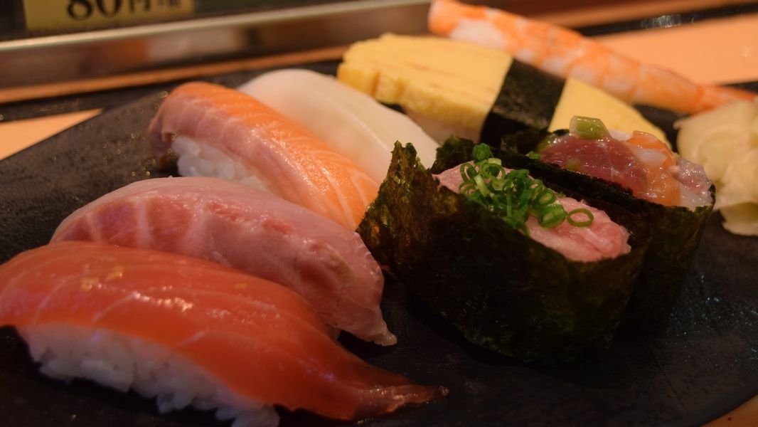 Japanese rolled omelet and street food tasting at Tsukiji