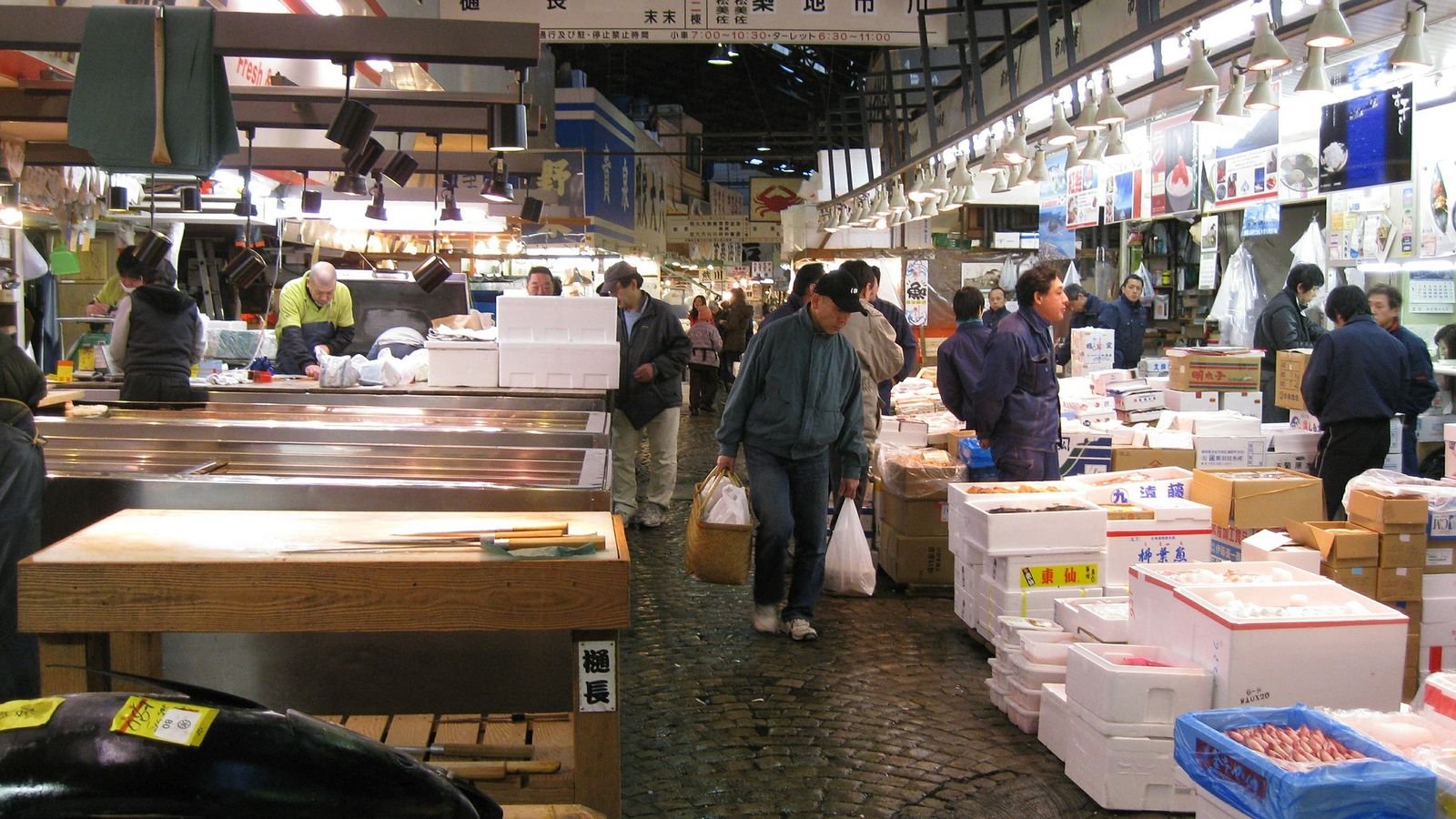 Tsukiji Outer Market food stalls in Tokyo