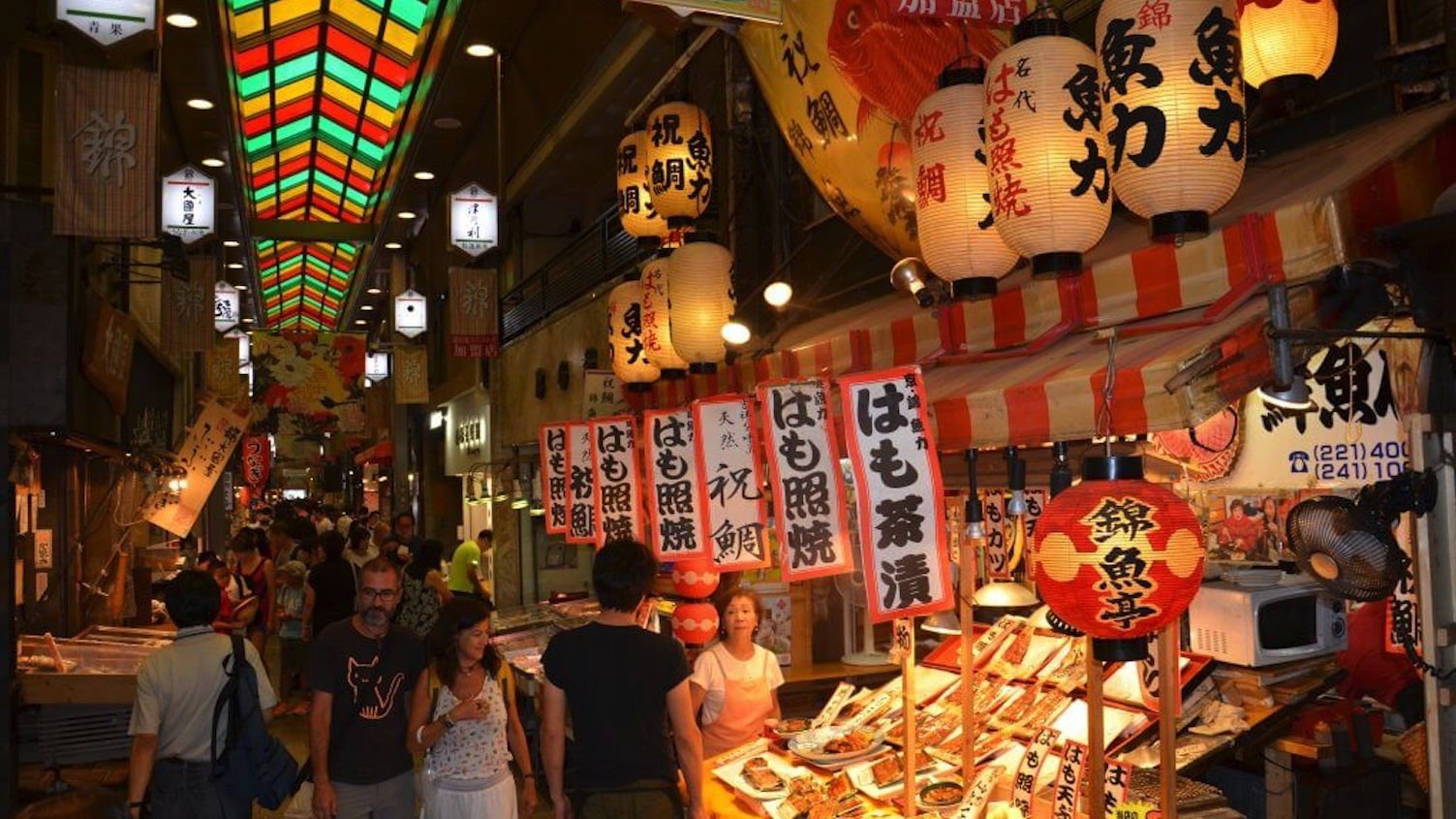 English-speaking guide leading a walking food tour in Nishiki Market