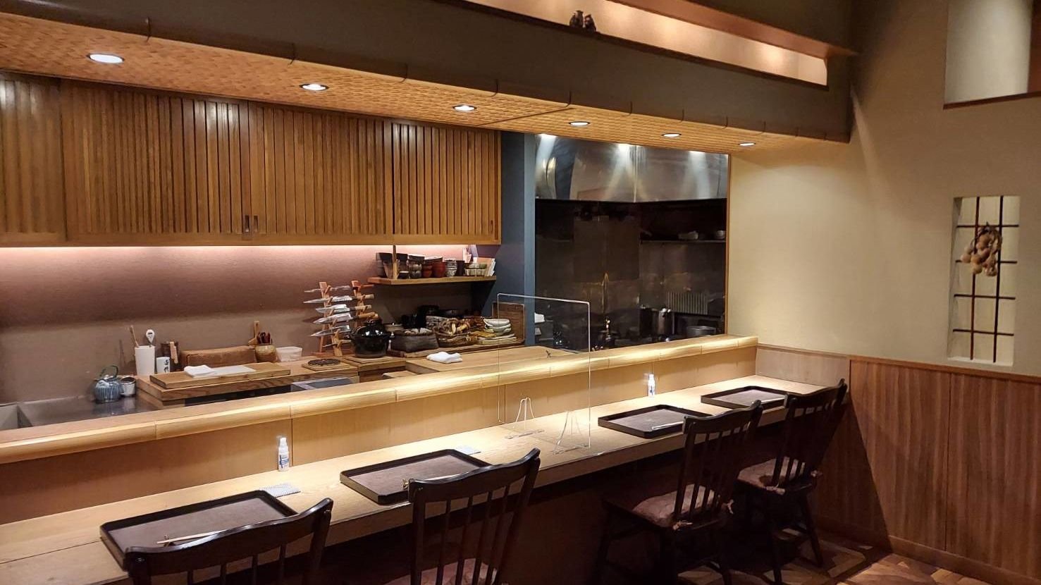 Chef Masaki Senzaki preparing Kansai-style kaiseki dishes