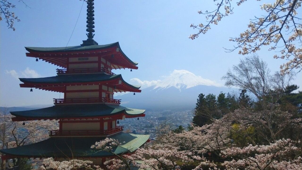 Arakurayama Sengen Park pagoda view facing Mount Fuji