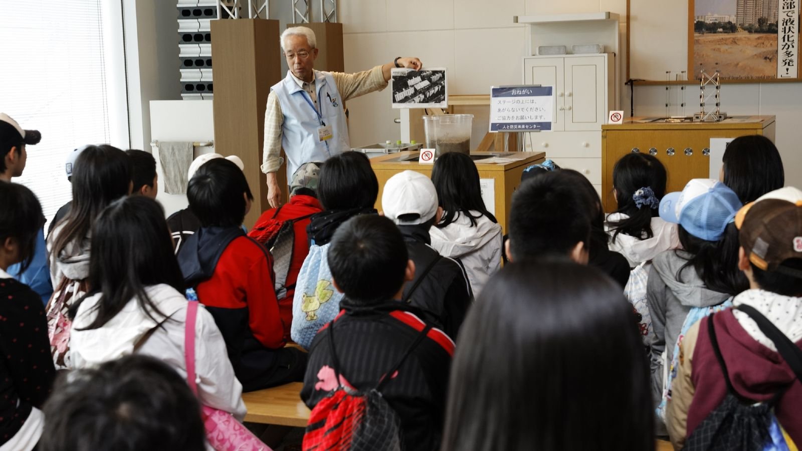 Large-screen theater recreating the 1995 earthquake