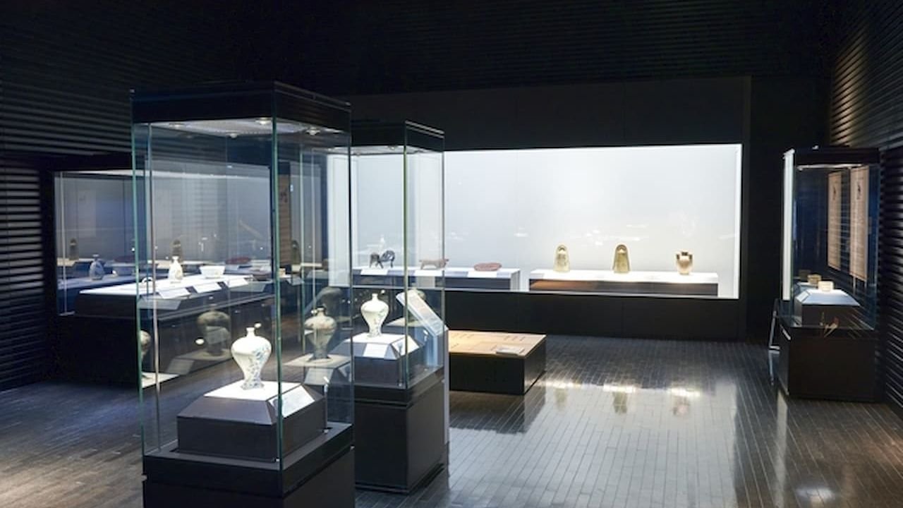 Historical artifacts and archaeological objects from prehistory to Edo period