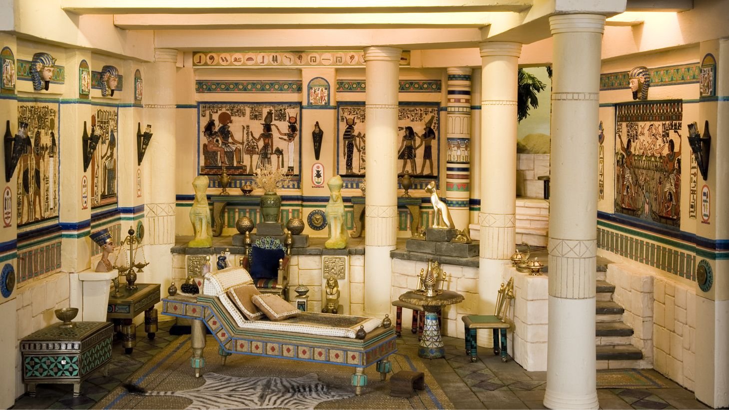 Scale model of Rose Mansion in California display