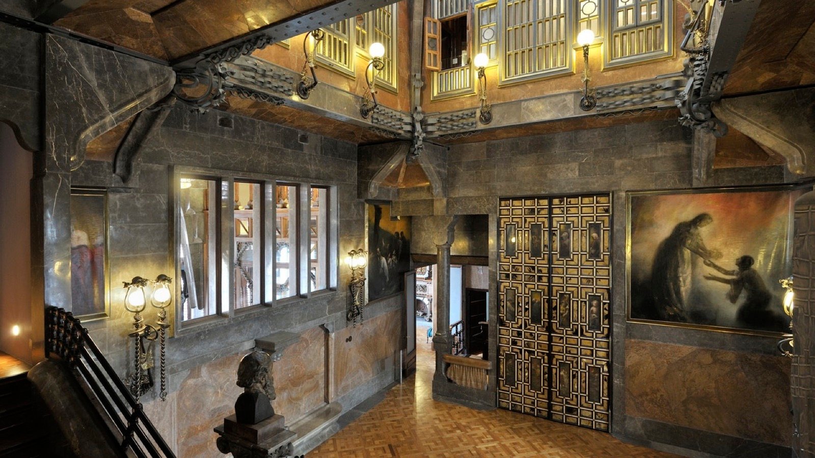 Visitable palace halls inside Eusebi Güell's residence