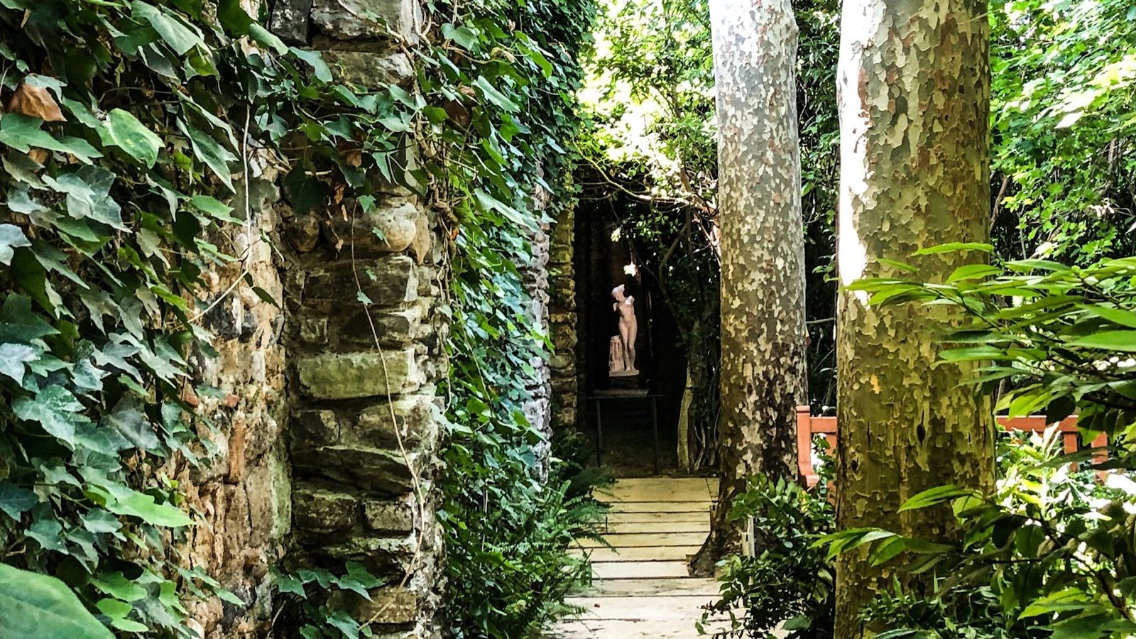 Gala Dalí Castle garden area