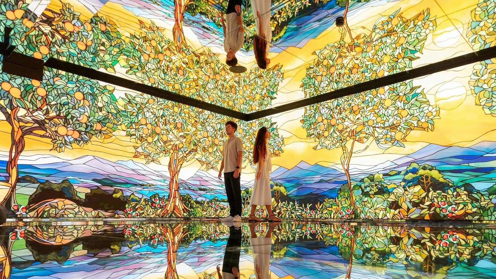 360-degree audiovisual cube with light and sound