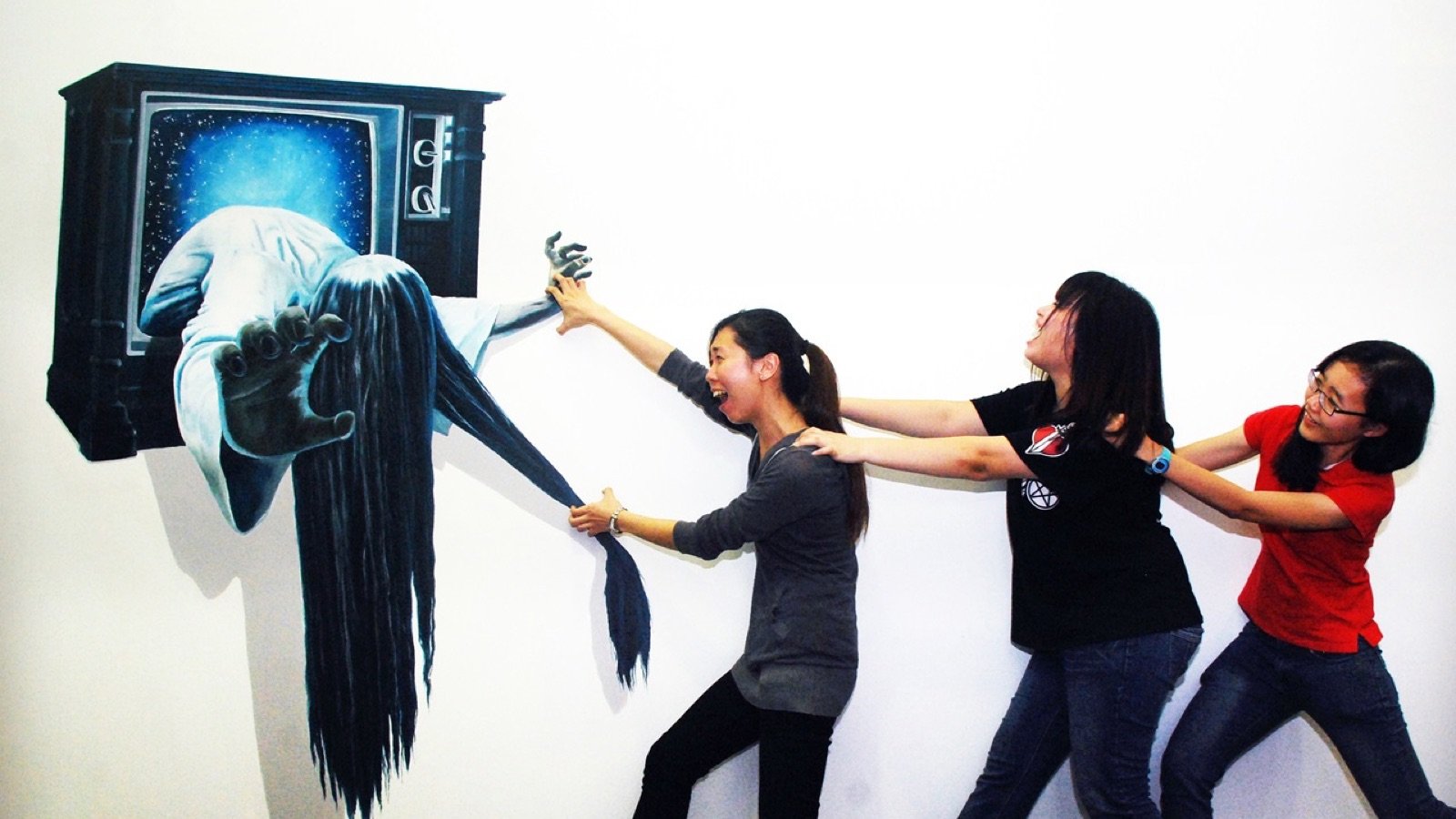 Dynamic canvas and optical illusion art installation in George Town