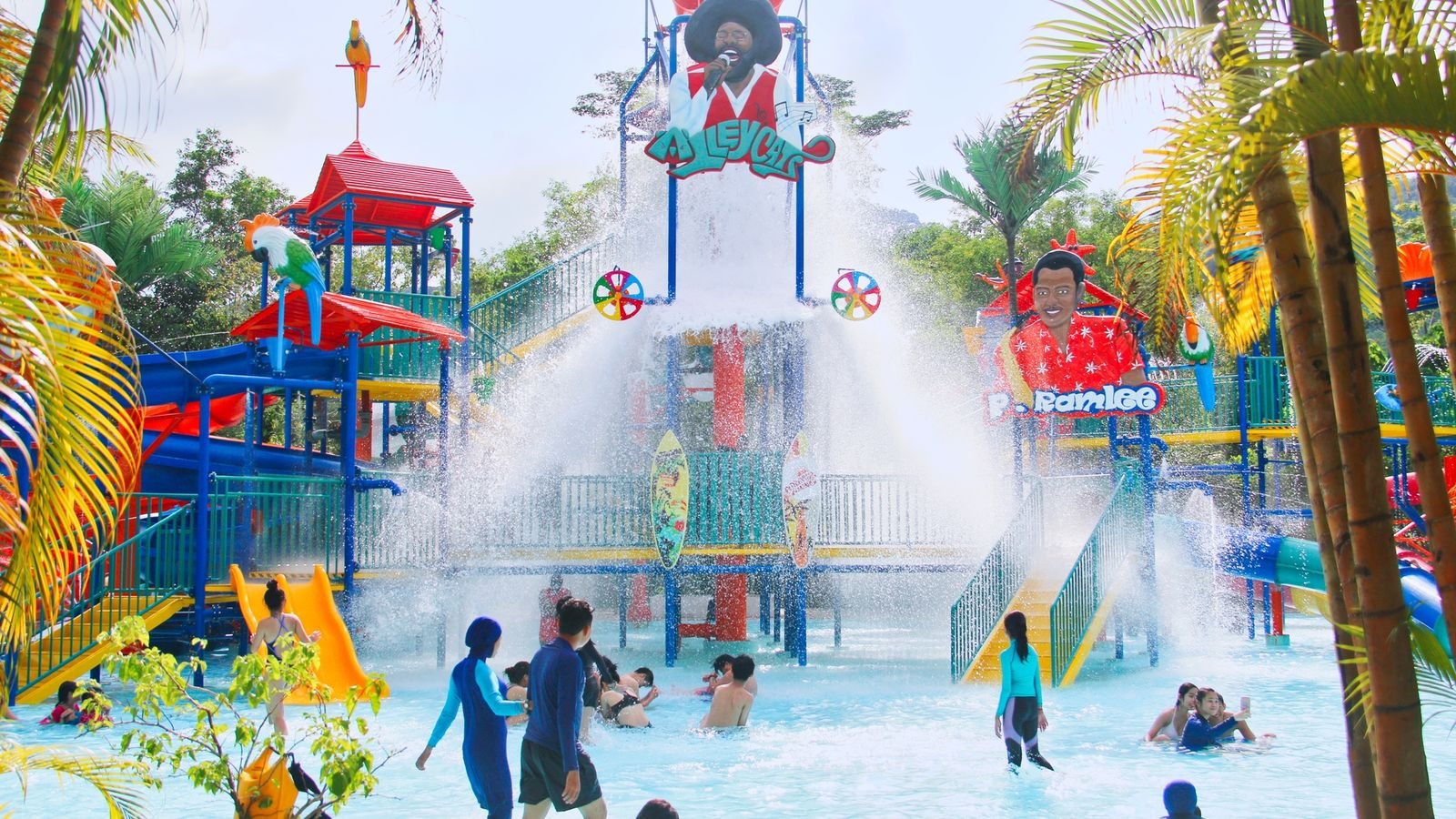 Lazy river with floating tubes