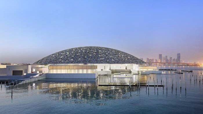 Dhow cruise boat moored at Abu Dhabi pier