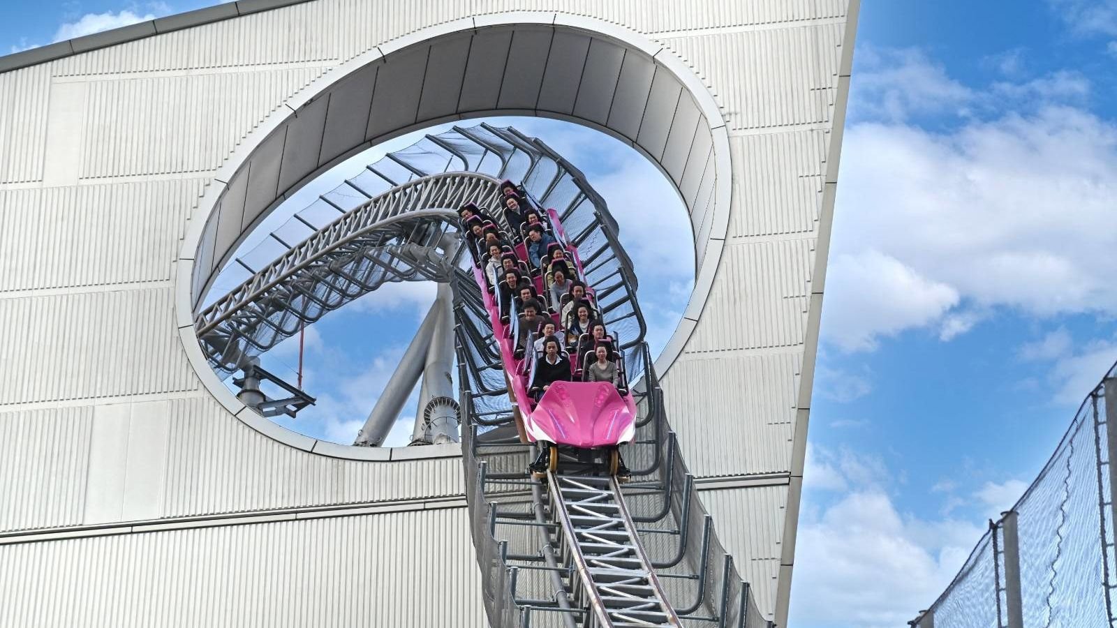 Big-O centreless Ferris wheel with karaoke gondolas