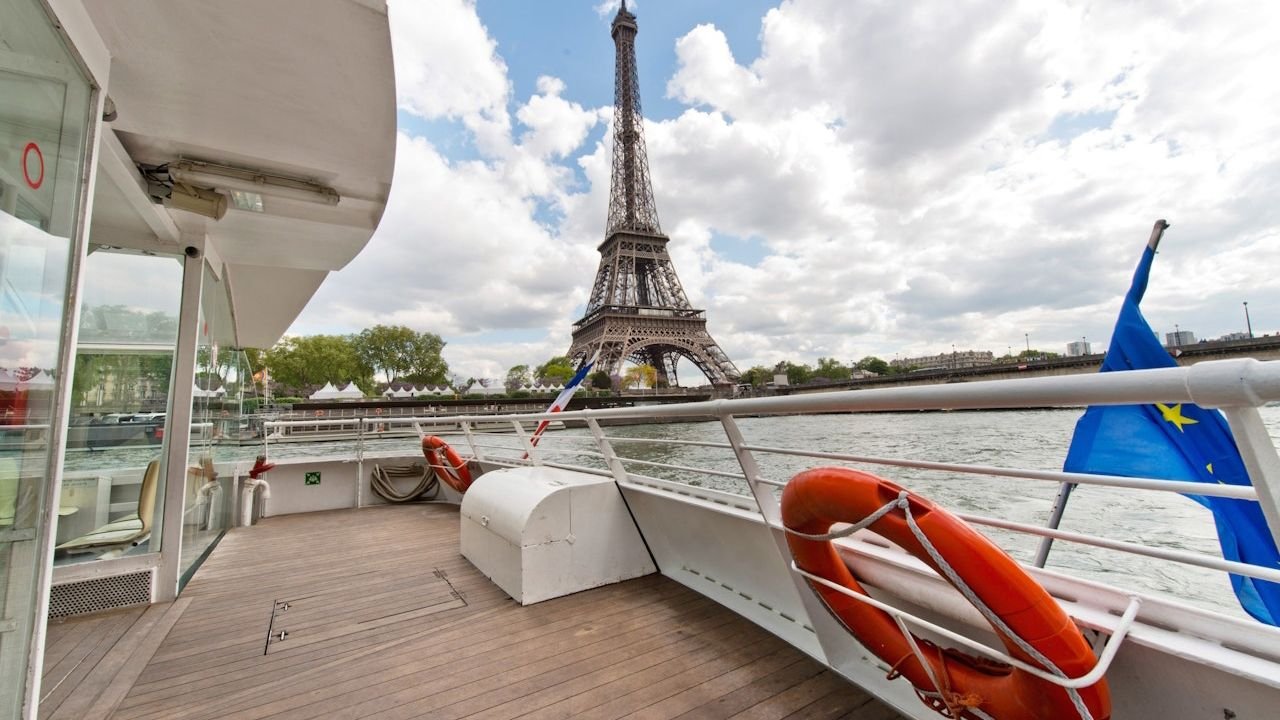 Batobus riverboat cruising past Musee d'Orsay