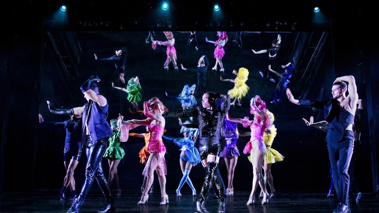 Paradis Latin Cabaret Night Show